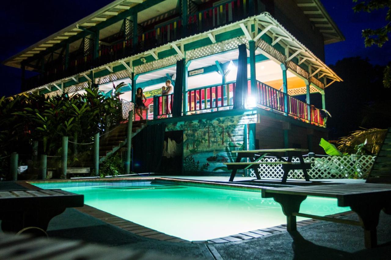 Los Secretos Guesthouse Bocas Town Bagian luar foto